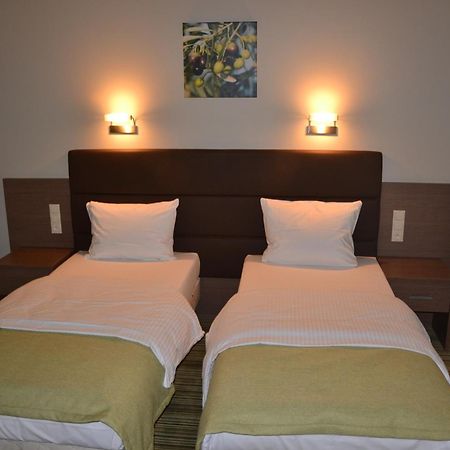 Hotel Pod Debem Тарнув Екстер'єр фото