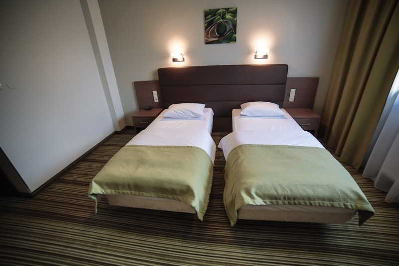 Hotel Pod Debem Тарнув Екстер'єр фото
