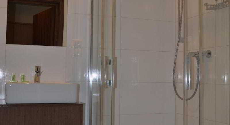 Hotel Pod Debem Тарнув Екстер'єр фото