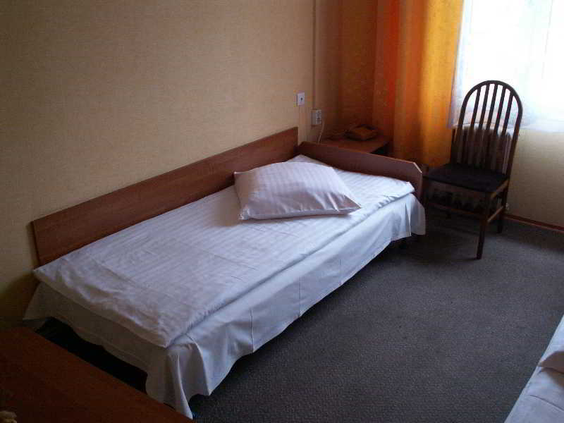 Hotel Pod Debem Тарнув Екстер'єр фото