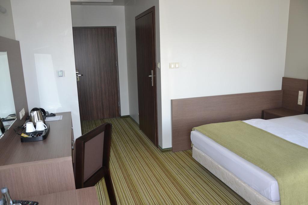 Hotel Pod Debem Тарнув Екстер'єр фото