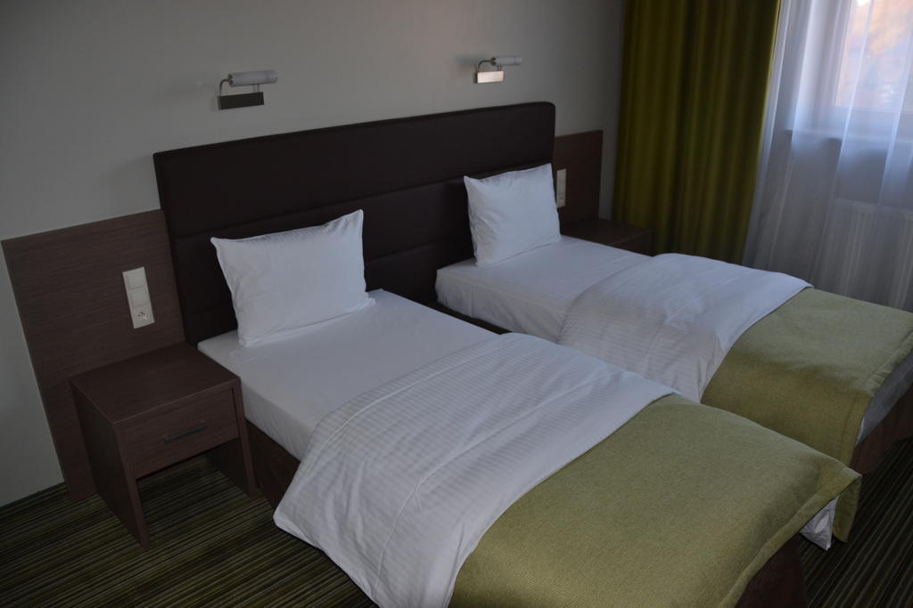 Hotel Pod Debem Тарнув Екстер'єр фото