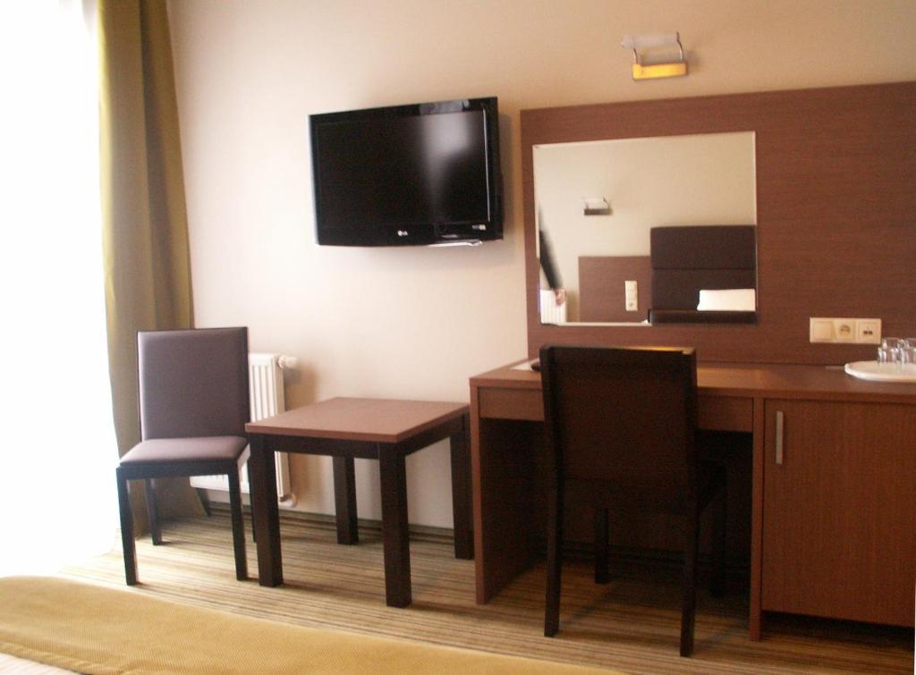 Hotel Pod Debem Тарнув Номер фото