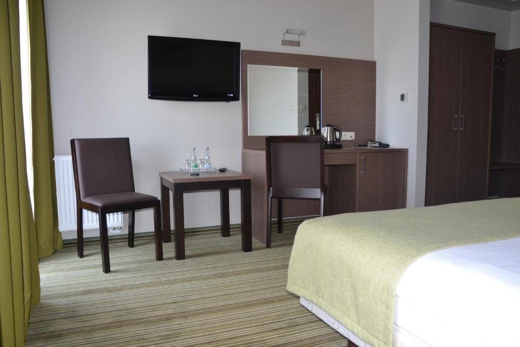 Hotel Pod Debem Тарнув Номер фото