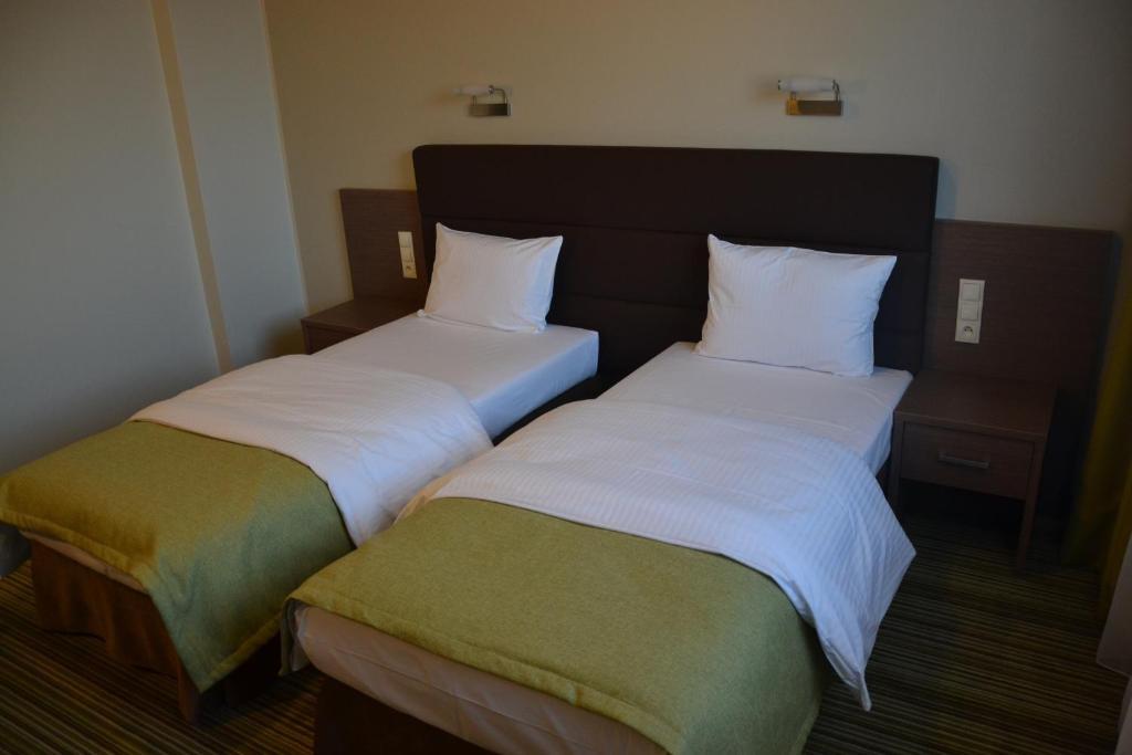 Hotel Pod Debem Тарнув Номер фото