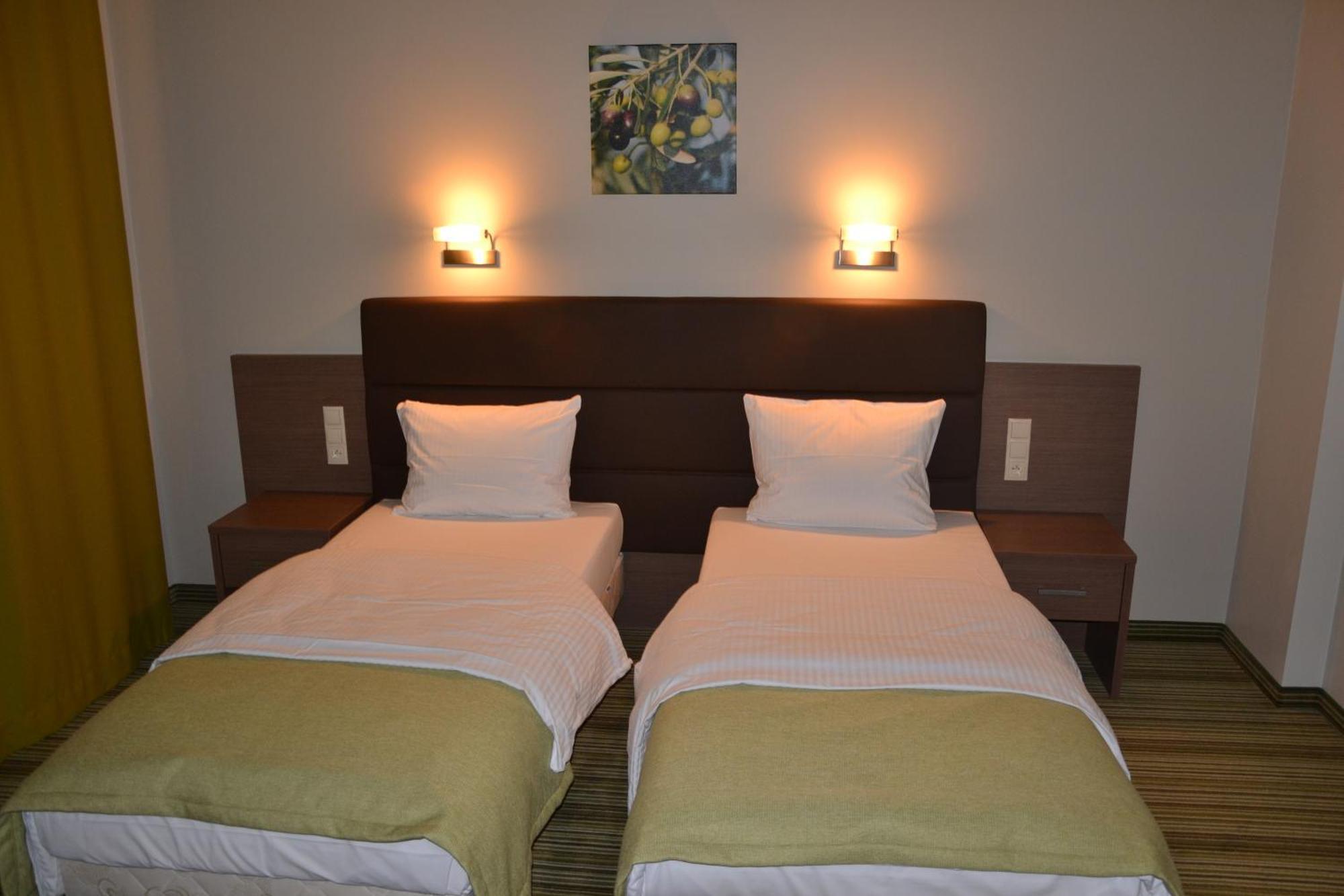 Hotel Pod Debem Тарнув Екстер'єр фото