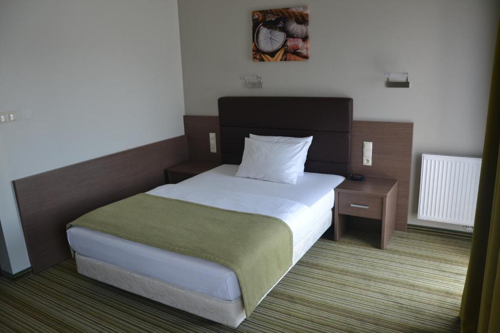 Hotel Pod Debem Тарнув Номер фото
