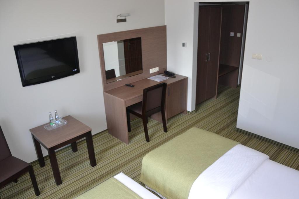 Hotel Pod Debem Тарнув Номер фото