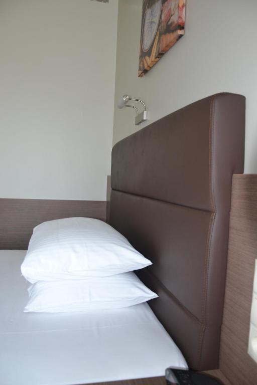 Hotel Pod Debem Тарнув Номер фото