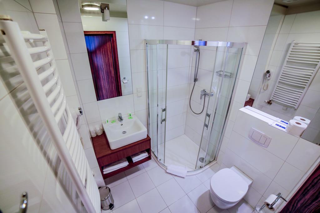 Hotel Pod Debem Тарнув Номер фото