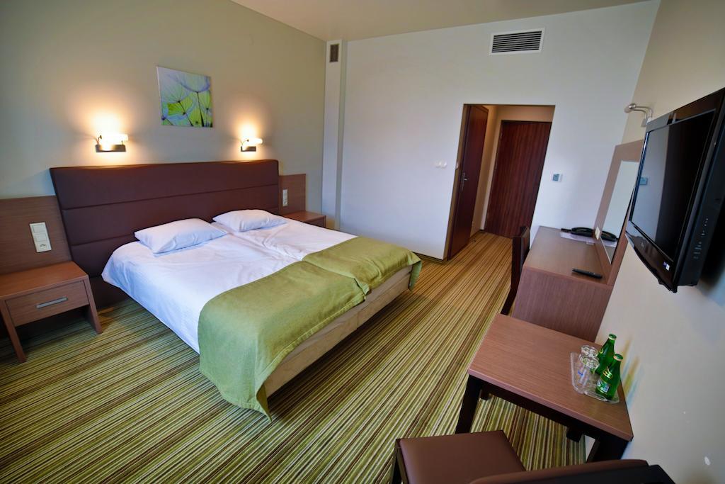 Hotel Pod Debem Тарнув Номер фото