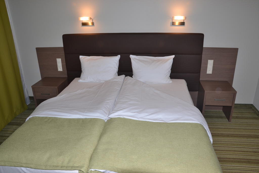 Hotel Pod Debem Тарнув Номер фото