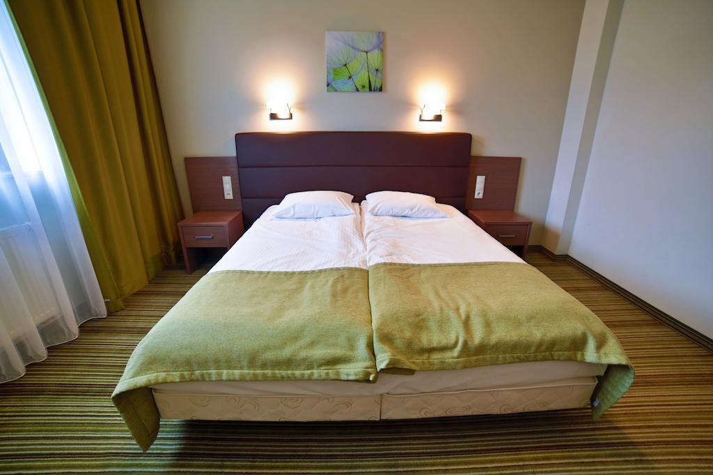 Hotel Pod Debem Тарнув Номер фото