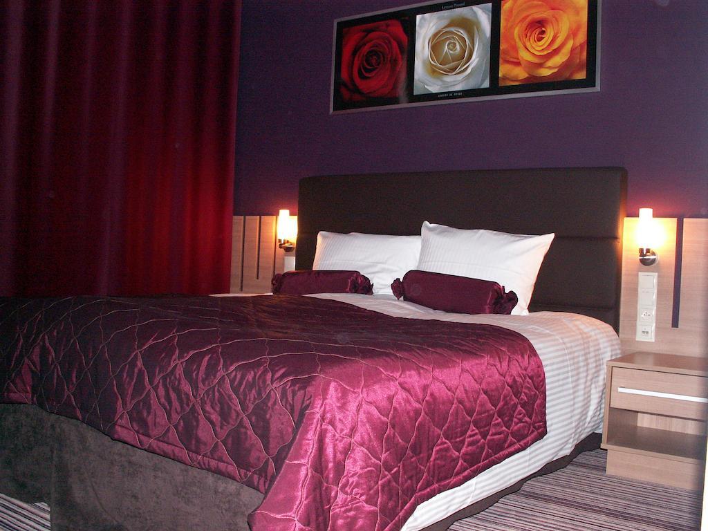 Hotel Pod Debem Тарнув Номер фото