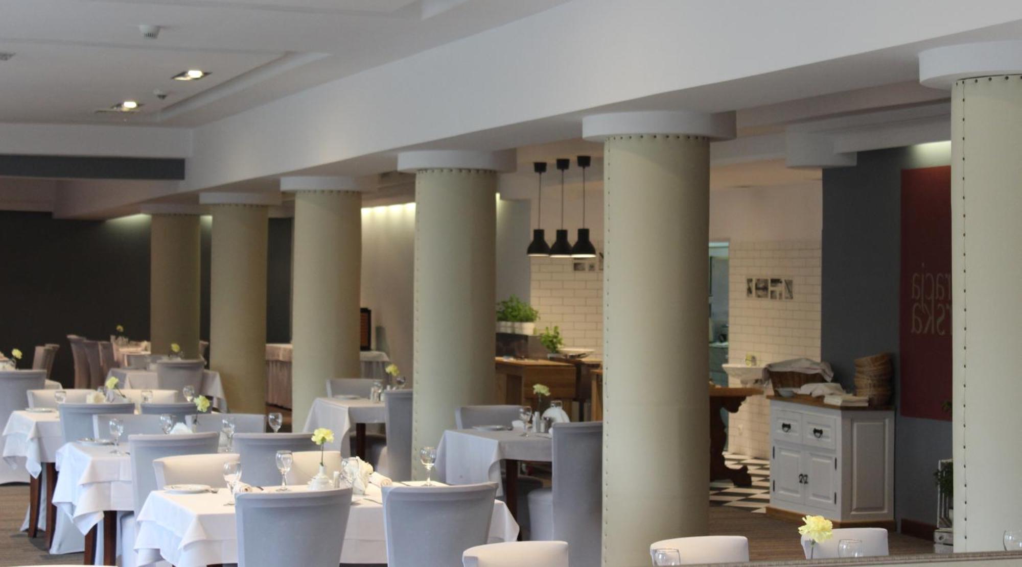Hotel Pod Debem Тарнув Екстер'єр фото