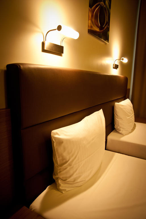 Hotel Pod Debem Тарнув Екстер'єр фото