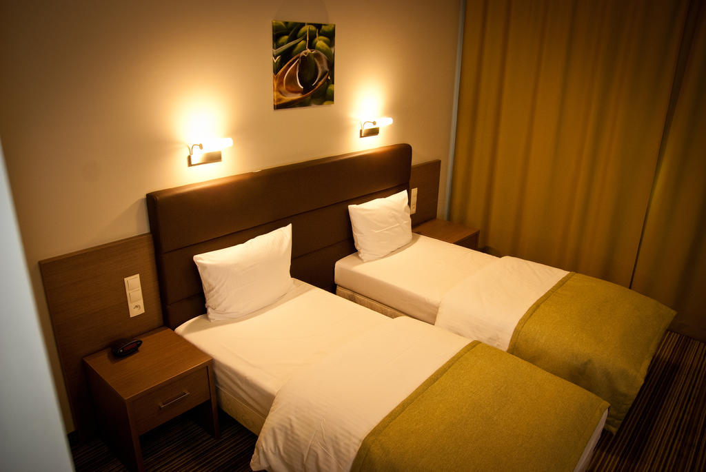 Hotel Pod Debem Тарнув Екстер'єр фото