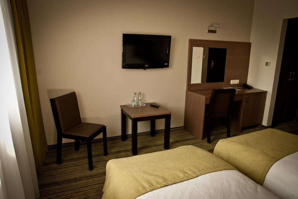 Hotel Pod Debem Тарнув Екстер'єр фото