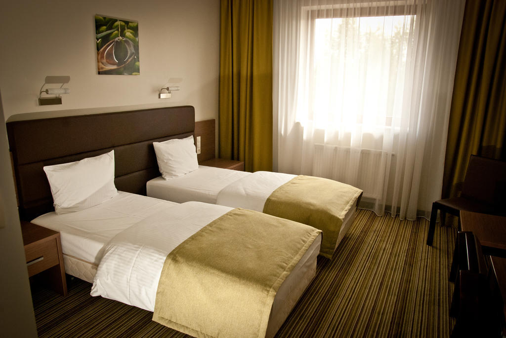 Hotel Pod Debem Тарнув Екстер'єр фото